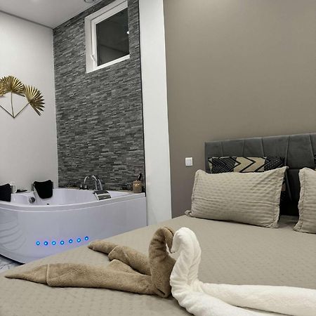 Suite Gold By L Amaryllis I Jacuzzi & Sauna Prive I Centre Beziers Arrivee Autonome Екстериор снимка