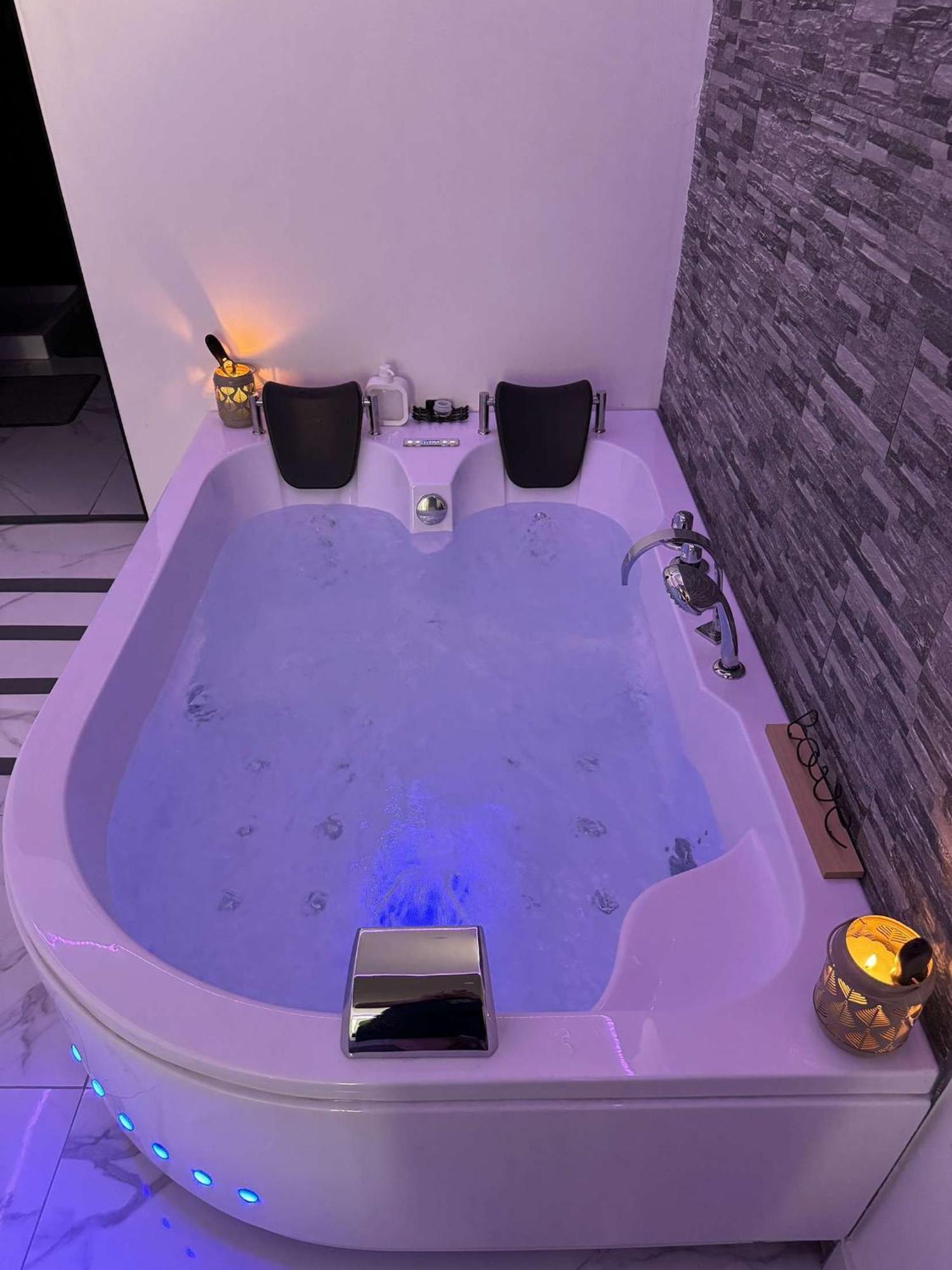 Suite Gold By L Amaryllis I Jacuzzi & Sauna Prive I Centre Beziers Arrivee Autonome Екстериор снимка