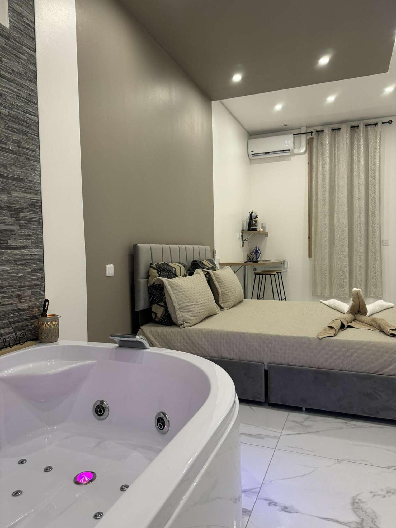 Suite Gold By L Amaryllis I Jacuzzi & Sauna Prive I Centre Beziers Arrivee Autonome Екстериор снимка
