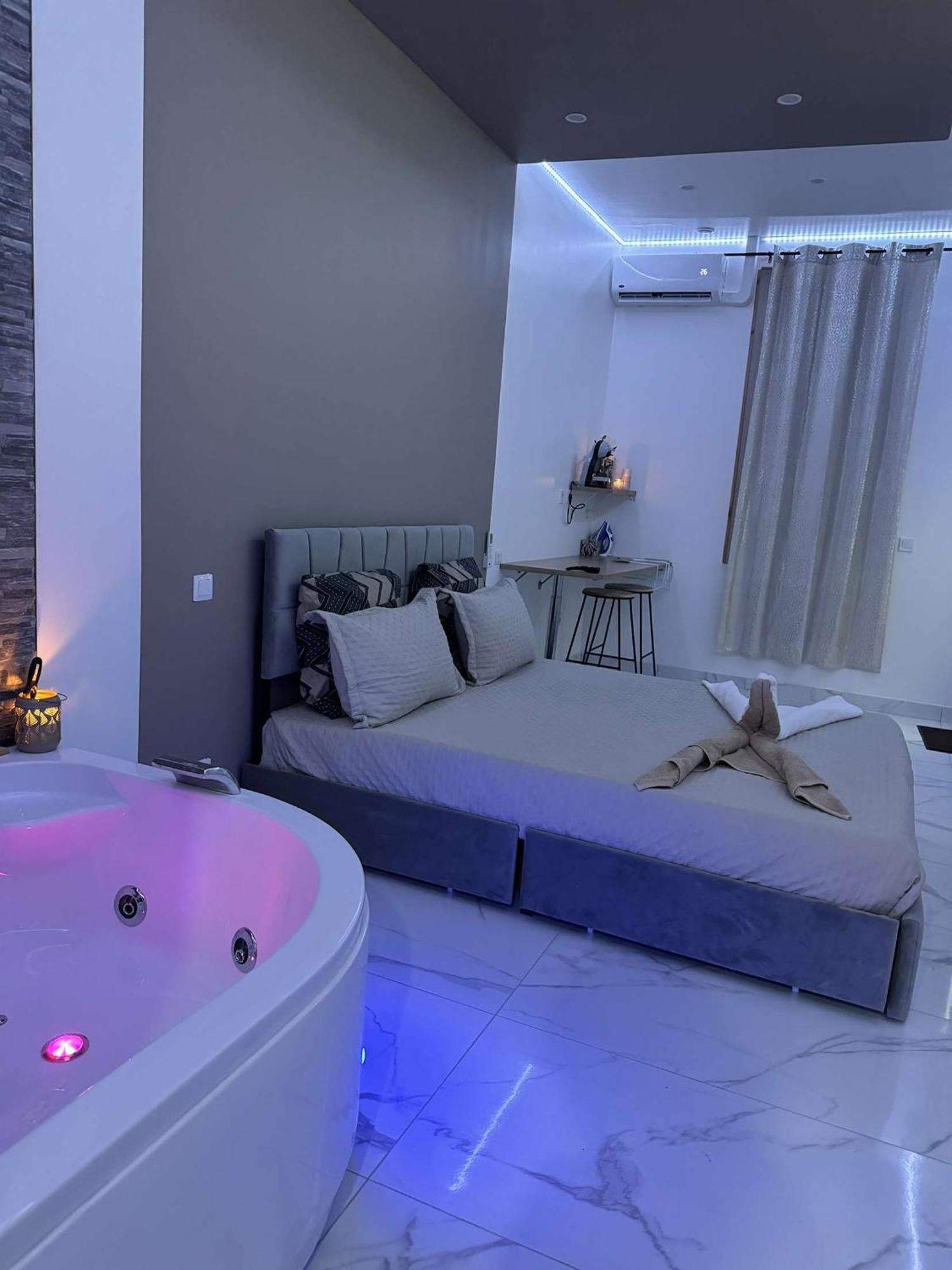 Suite Gold By L Amaryllis I Jacuzzi & Sauna Prive I Centre Beziers Arrivee Autonome Екстериор снимка