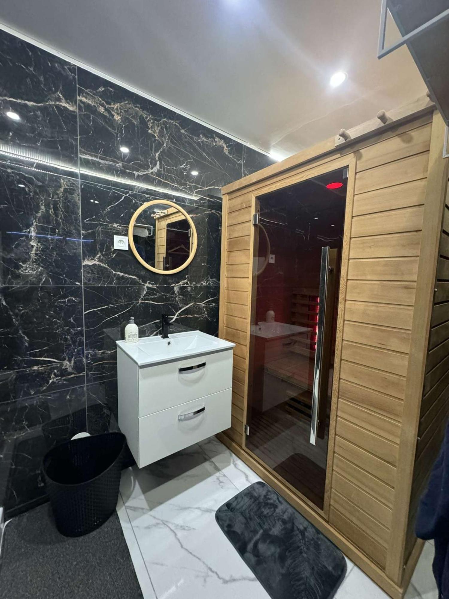 Suite Gold By L Amaryllis I Jacuzzi & Sauna Prive I Centre Beziers Arrivee Autonome Екстериор снимка