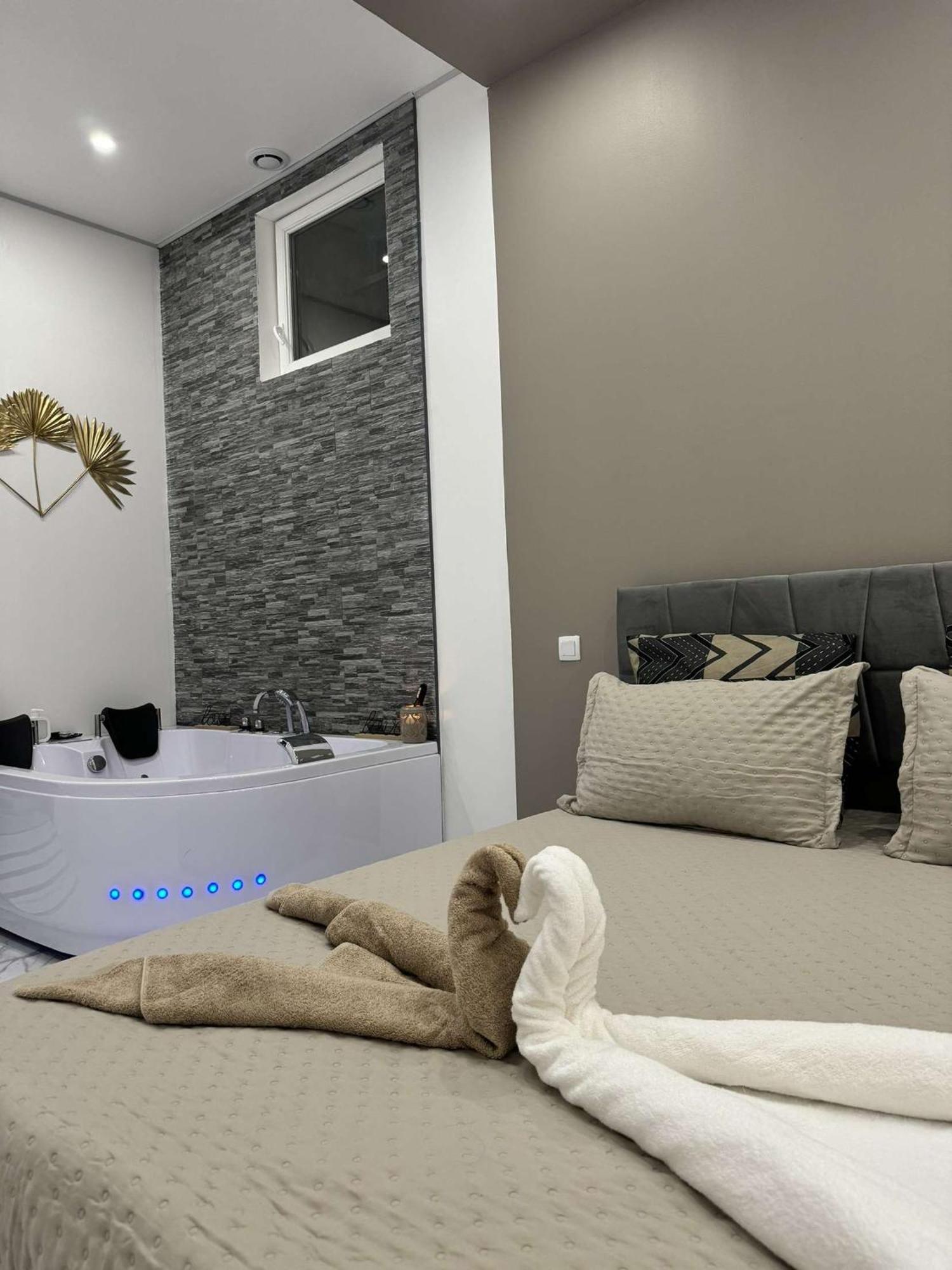 Suite Gold By L Amaryllis I Jacuzzi & Sauna Prive I Centre Beziers Arrivee Autonome Екстериор снимка