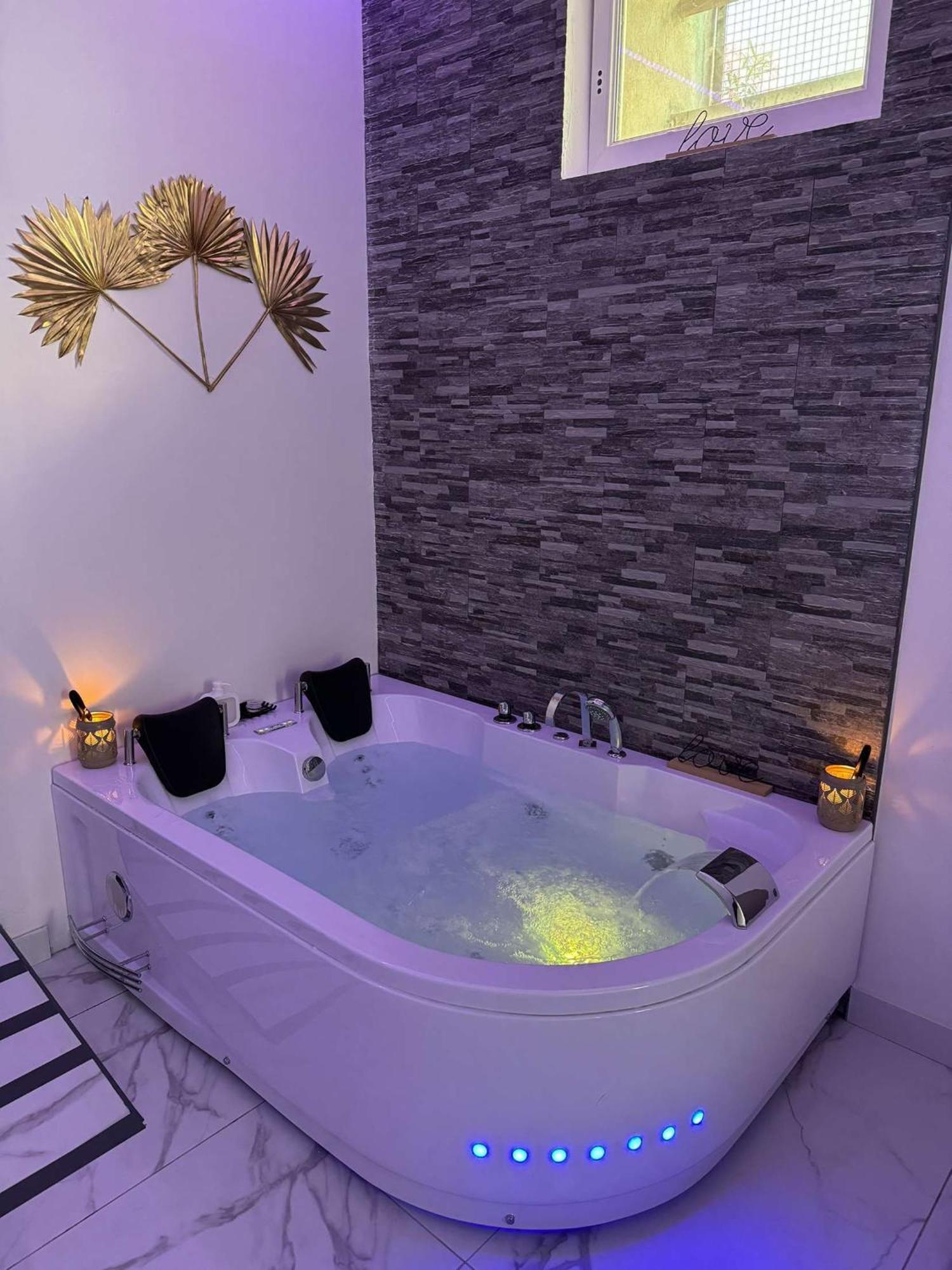 Suite Gold By L Amaryllis I Jacuzzi & Sauna Prive I Centre Beziers Arrivee Autonome Екстериор снимка
