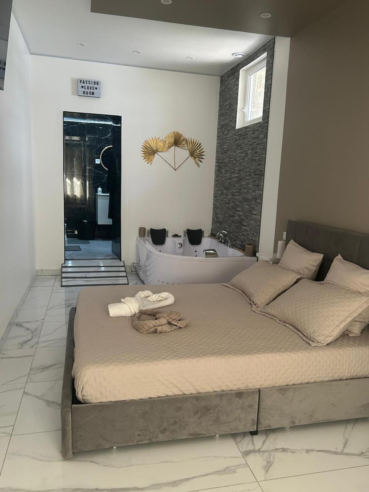 Suite Gold By L Amaryllis I Jacuzzi & Sauna Prive I Centre Beziers Arrivee Autonome Екстериор снимка
