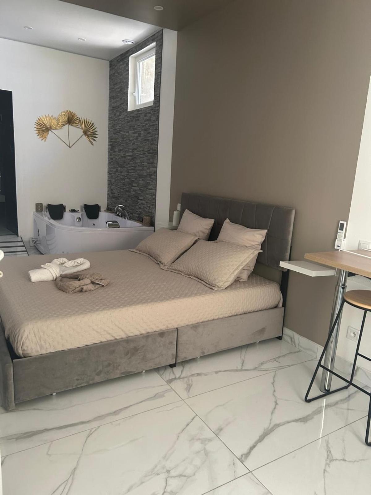 Suite Gold By L Amaryllis I Jacuzzi & Sauna Prive I Centre Beziers Arrivee Autonome Екстериор снимка